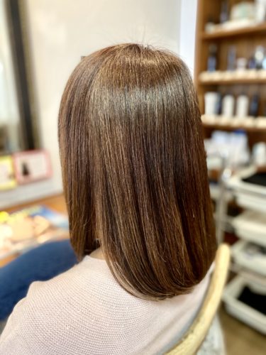 白髪を生かしたカラーリングをした女性