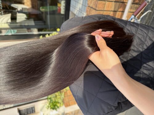 髪が痛まない白髪染めをした女性