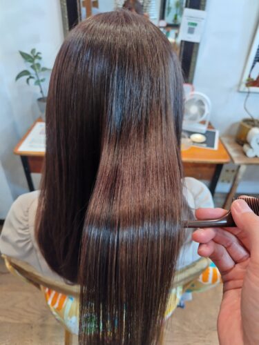 髪が痛まない白髪染めをした女性