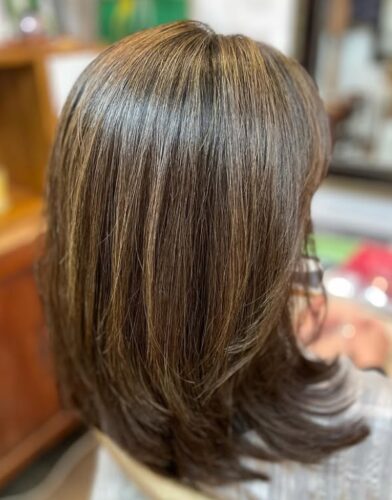 白髪を生かしたカラーリングをした女性